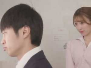 Lén bóp vú em nhân viên mới muốn rời khỏi cùng lớp
