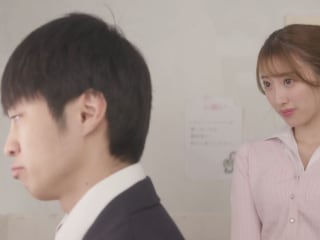 Lén bóp vú em nhân viên mới muốn rời khỏi cùng lớp
